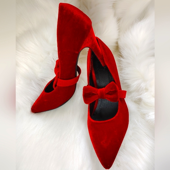 Red Velvet Heels with Optional Bows - Picture 1 of 12